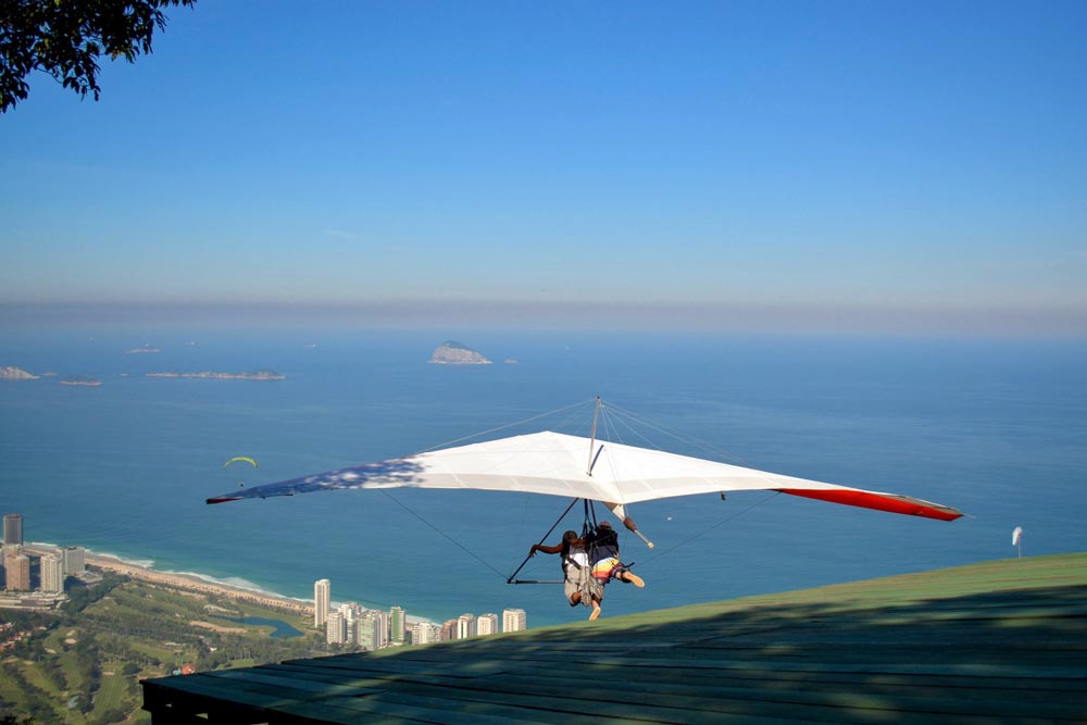 Voo duplo de asa delta decolando da rampa de São Conrado - Rio de Janeiro